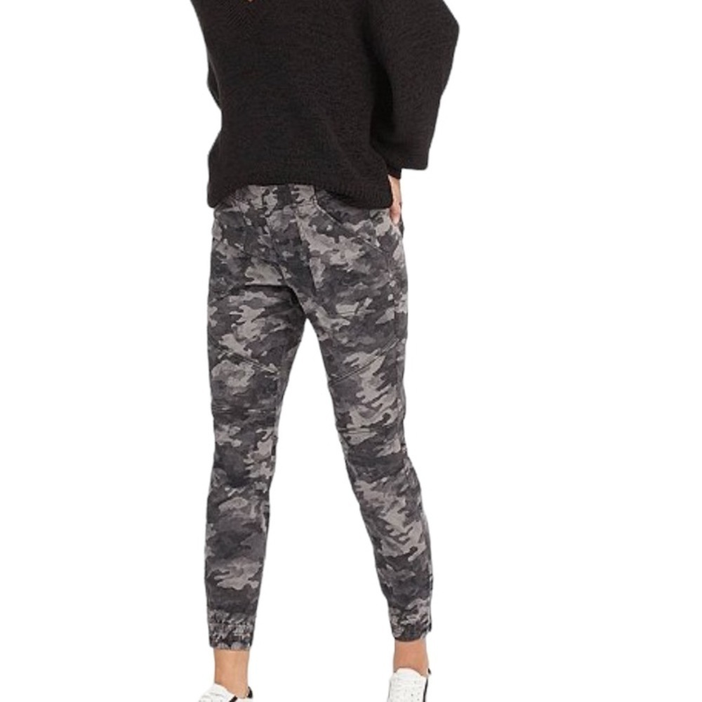 SPANX Stretch Mid Rise Twill Jogger Pants Size Medium in Black Wash Camo